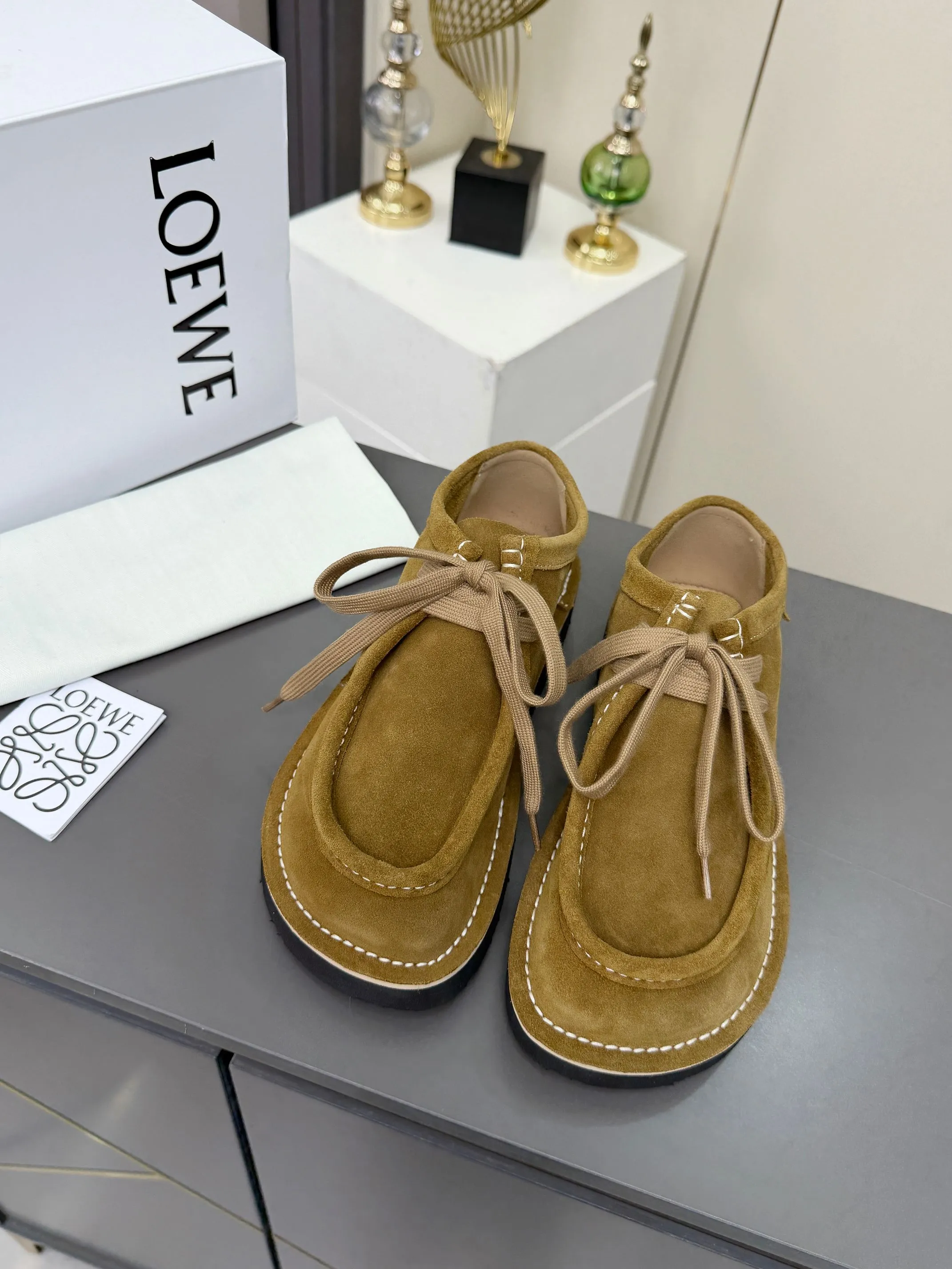 👟👟Ex-factory price 560👟👟 LOEWE·Loewe's latest kangaroo shoes, split cow leather, suede cow leather, thick-soled lace-up casual shoes, lace-up retro British style, from design to texture, allowing you to easily have a high-end luxury wearing experience. The upper is made of imported high-mercerized smooth cow suede. The delicate texture has a natural velvet-like sheen. Every inch exudes low-key sophistication. It is matched with the light-feeling EVA foam outsole. The 3-centimeter heel height is just right. It not only quietly elongates the body shape, but also brings the comfort of walking on the ground! The original version was purchased and developed, and the details are well handled. It is worth owning. It has a unique fashionable and trend-leading style. It is highly recommended to stock up. The shoe style is great, the leather is soft and comfortable, very comfortable on the feet and easy to match. ✦Fabric: imported high mercerized cowhide ✦Lining: no lining ✦Outsole: original EVA foam outsole ✦Number of sizes: women's size: 35#-40# (TT)